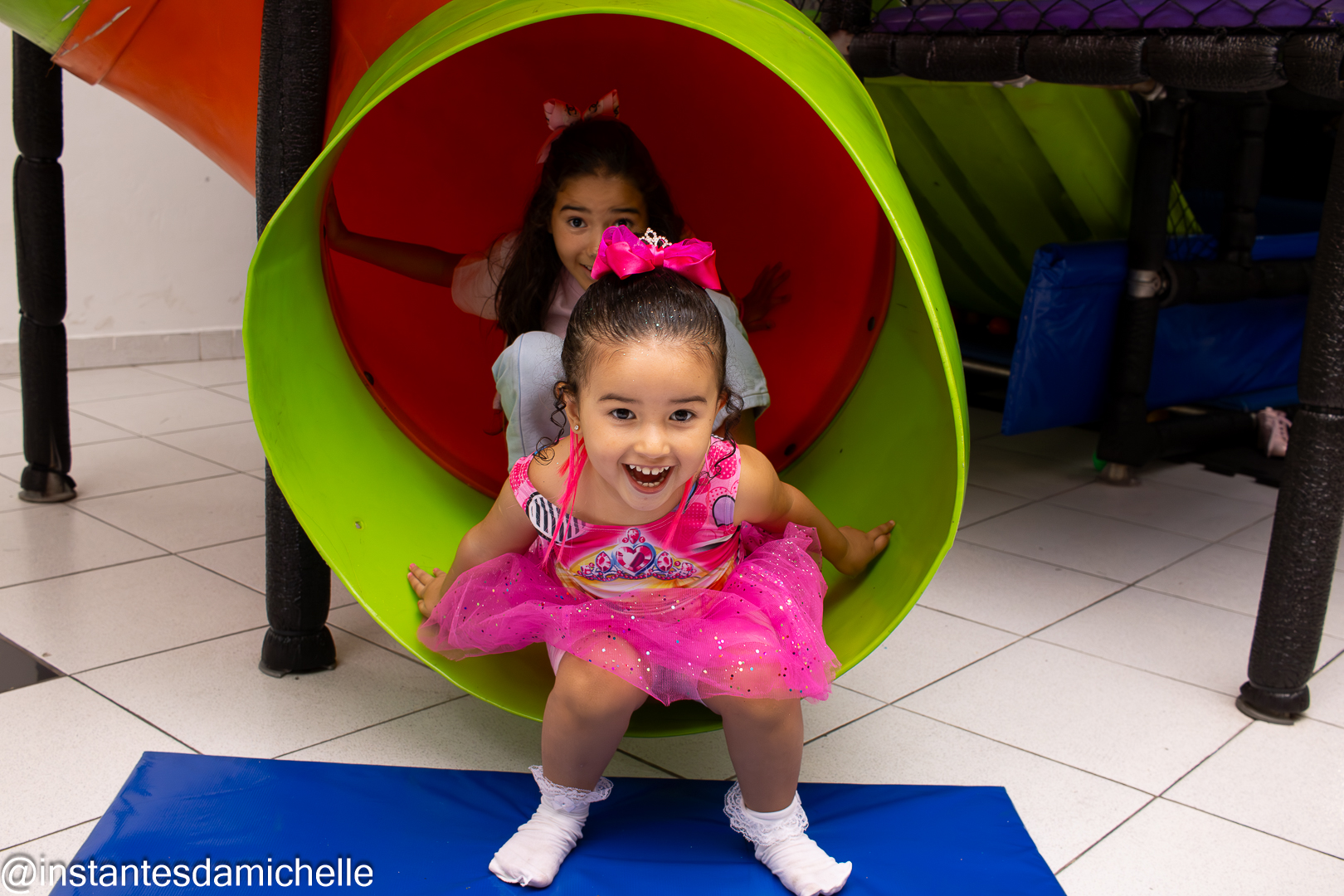 Festa infantil, brincadeira no túnel
